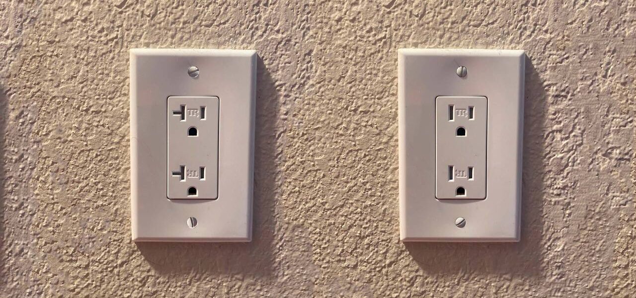 Difference between 15 amp and 20 amp outlet