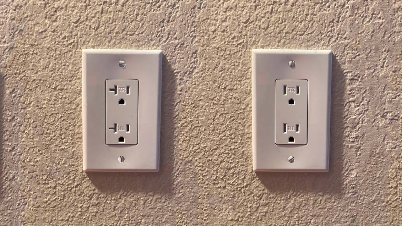 Difference between 15 amp and 20 amp outlet
